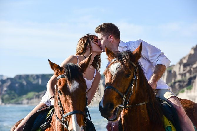santorini-horse-riding-to-black-sandy-beach