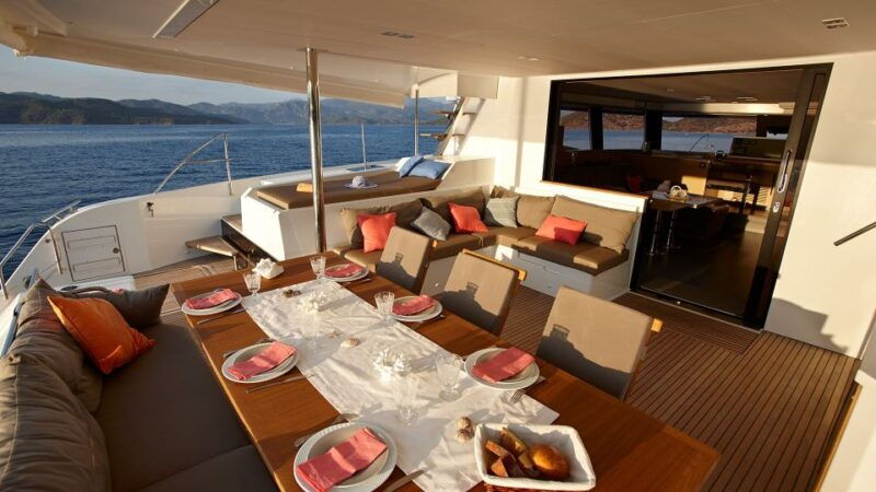 santorini-luxurious-catamaran-cruise-with-meal-open-bar