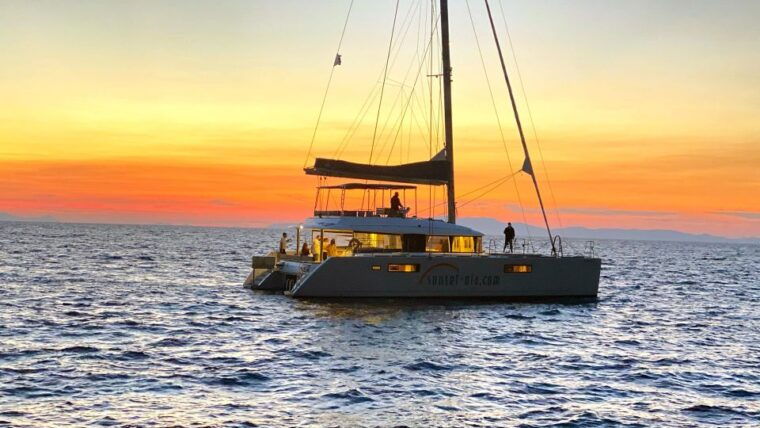 santorini-luxurious-catamaran-cruise-with-meal-open-bar