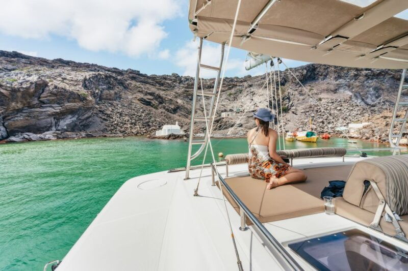 santorini-luxury-catamaran-day-trip-with-meal-and-open-bar