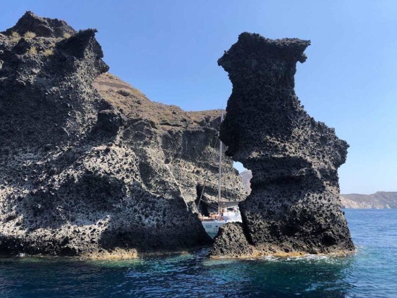 santorini-luxury-morning-cruise-from-oia-town