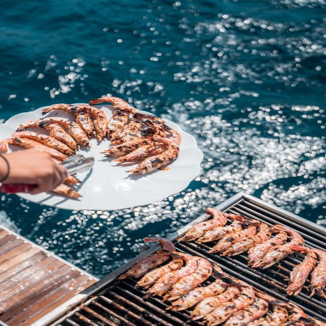 santorini-majestic-catamaran-cruise-with-meal-and-drinks