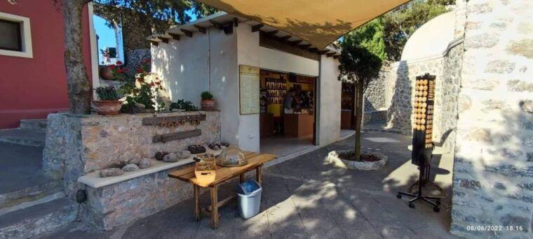 santorini-private-sunset-tour-with-picnic-transfer