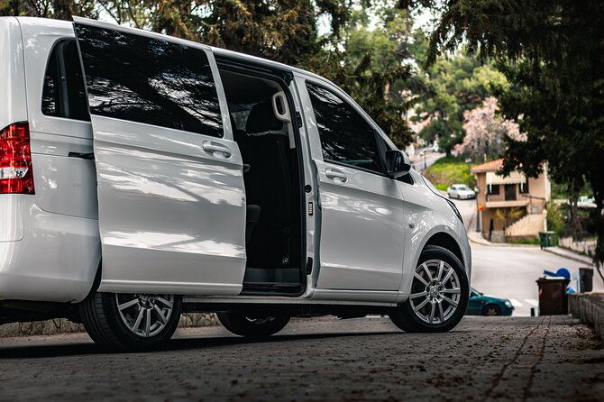 santorini-private-transfer-from-or-to-the-ferry-port