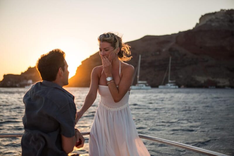 Santorini Proposal: A Luxury Photoshoot for Your Yes! Moment - What Makes This Photoshoot Worth the Price?