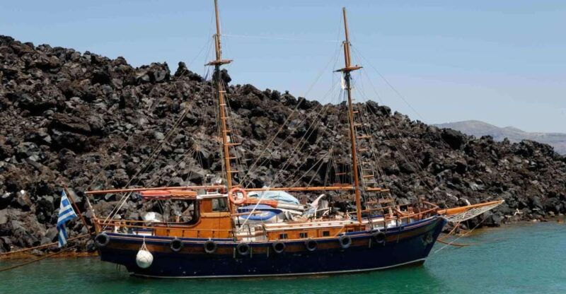 santorini-thirassia-islands-and-volcano-guided-cruise