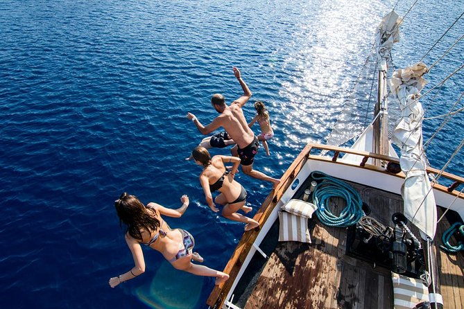 santorini-volcanic-sunset-cruise