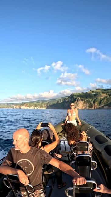 São Miguel: Sunset Boat Tour  Golden Light, Cliffs & Caves - FAQ