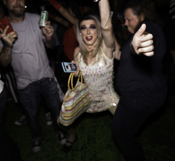 savannah-drag-queen-guided-pub-crawl-with-sing-a-longs