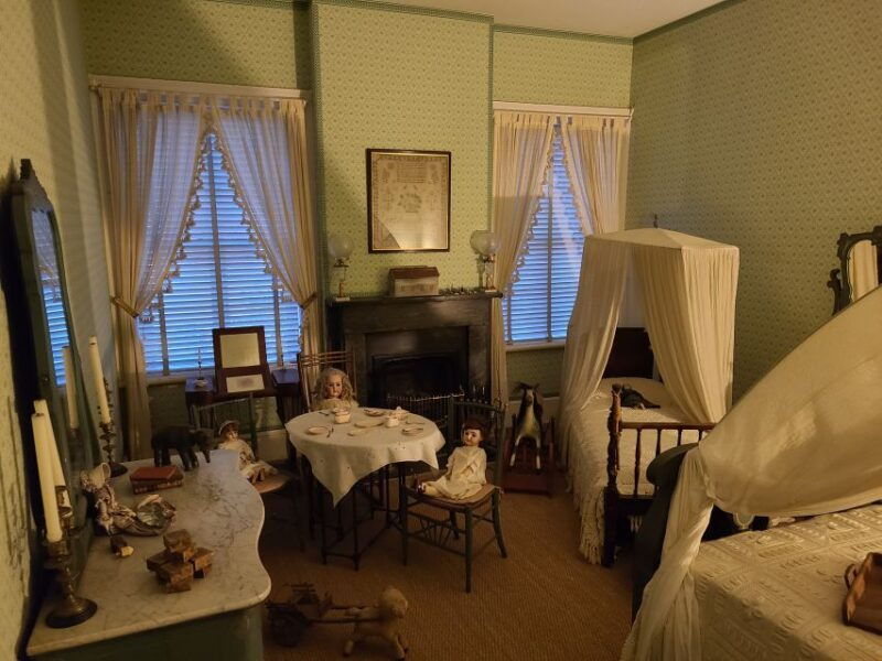 savannah-ghosts-and-gravestones-tour-with-low-house-entry