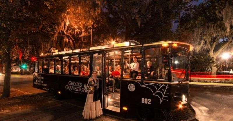 savannah-ghosts-and-gravestones-tour-with-low-house-entry
