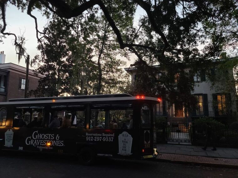 savannah-ghosts-and-gravestones-tour-with-low-house-entry