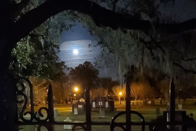 savannah-history-and-haunts-candlelit-ghost-walking-tour