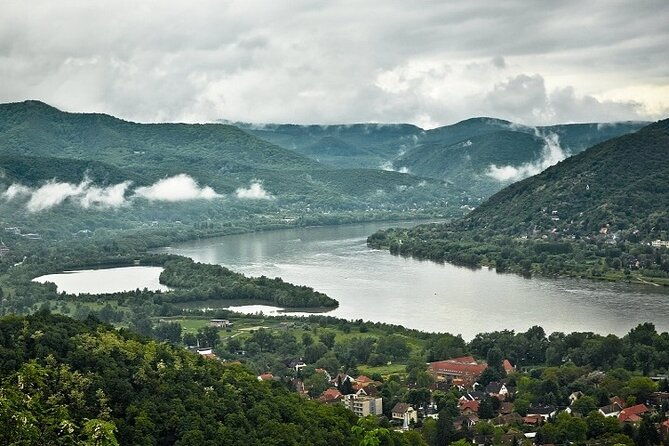 scenic-danube-river-bend-hills-the-art-town-private-car-tour