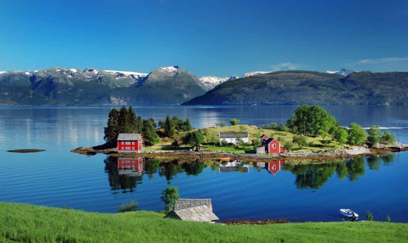 Scenic Hardanger Fjord and waterfalls  Guided bus tour - Key Points
