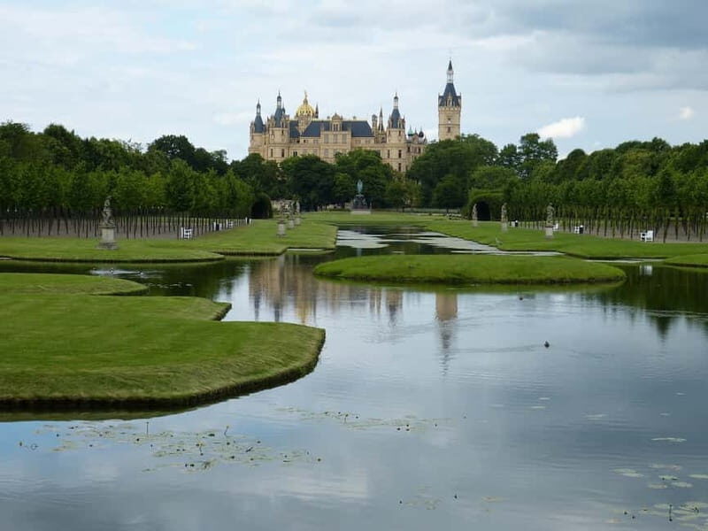 Schwerin - Private Tour of the Castle Exteriors & Cathedral - Exploring the Gardens and Exterior Views