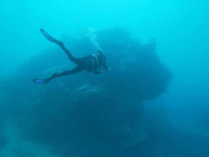 scuba-diving-in-the-volcanic-caldera-shorelines-of-santorini