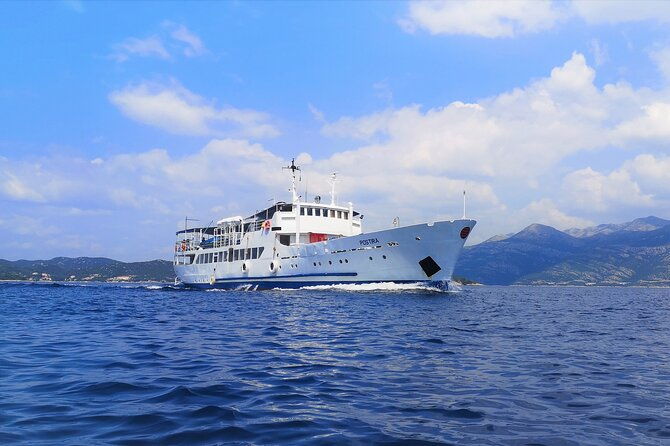 sea-kayaking-and-snorkeling-to-green-cave-on-sipan-island-from-lopud