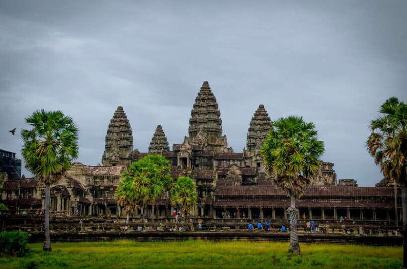 seat-in-coach-small-circuit-tour-with-sunrise-at-angkor-wat