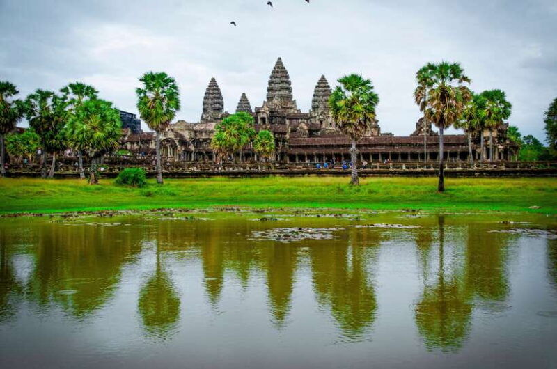 seat-in-coach-small-circuit-tour-with-sunrise-at-angkor-wat