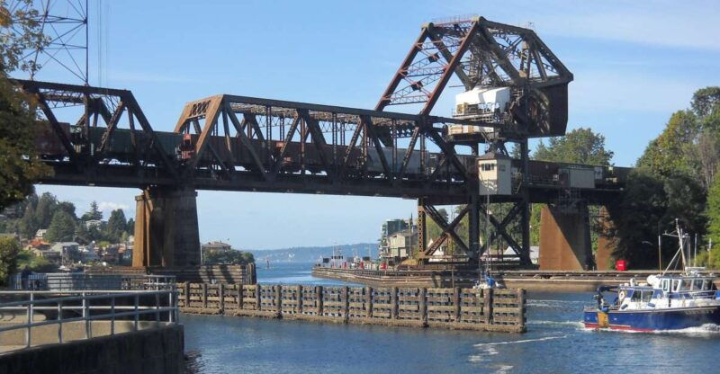 seattle-sightseeing-bus-tour-with-the-ballard-locks