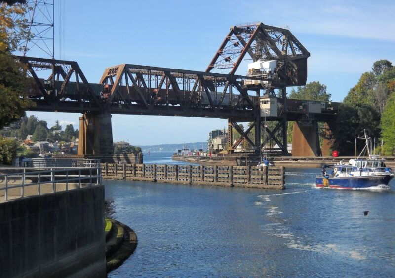 seattle-sightseeing-bus-tour-with-the-ballard-locks