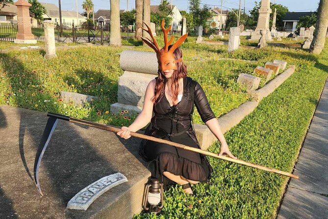 secret-society-cemetery-walking-tour-in-galveston