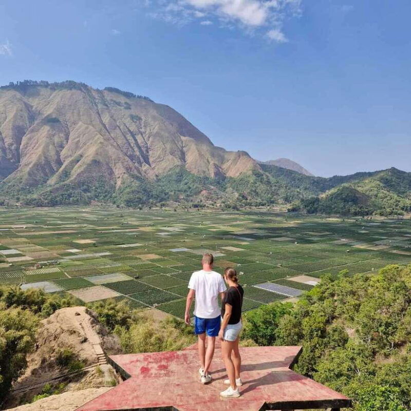see-the-stuning-view-of-selong-hill-and-tiu-kelep-waterfall