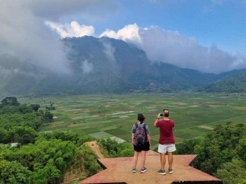 see-the-stuning-view-of-selong-hill-and-tiu-kelep-waterfall