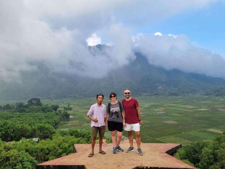 see-the-stuning-view-of-selong-hill-and-tiu-kelep-waterfall