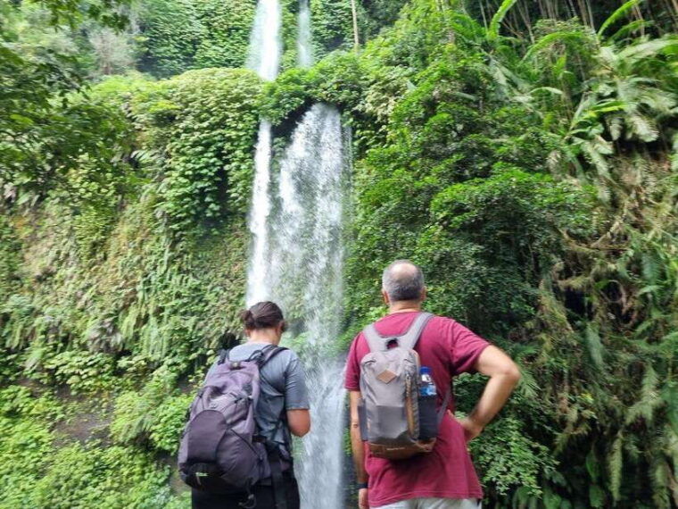 see-the-stuning-view-of-selong-hill-and-tiu-kelep-waterfall
