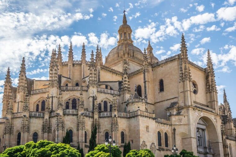 segovia-guided-visit-alcazar-hiking-with-high-speed-train