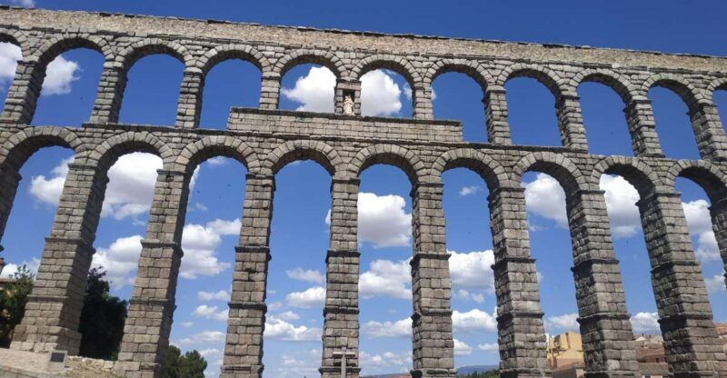 segovia-guided-walking-tour-with-alcazar-entry