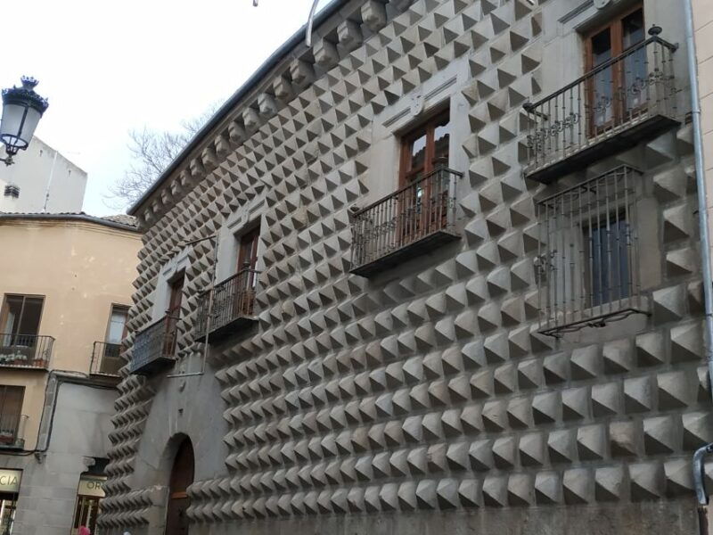segovia-guided-walking-tour-with-cathedral-alcazar-entry