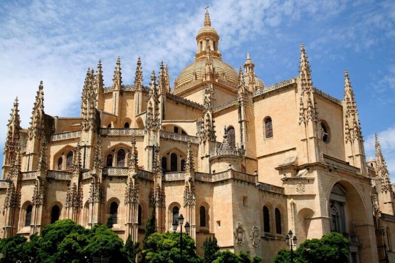 segovia-guided-walking-tour-with-cathedral-alcazar-entry