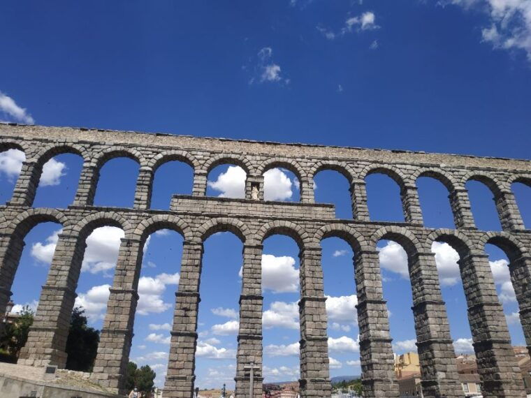 segovia-guided-walking-tour-with-cathedral-alcazar-entry