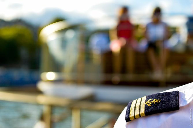 seine-river-guided-cruise-champagne-option-by-vedettes-de-paris-2