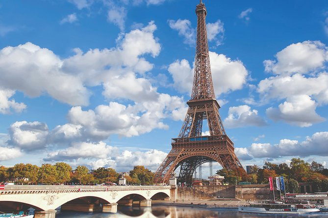 seine-river-guided-cruise-champagne-option-by-vedettes-de-paris-2
