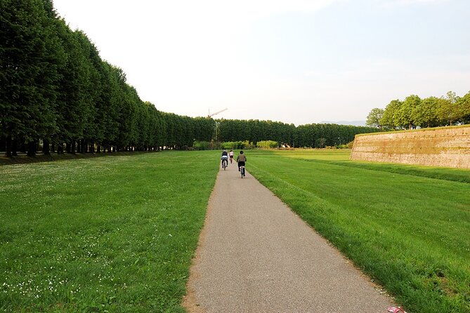 self-guided-bike-tour-in-the-nature-to-villa-reale