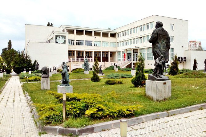 self-guided-tour-in-the-museum-of-socialist-art