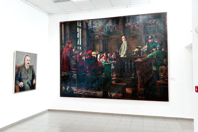 self-guided-tour-in-the-museum-of-socialist-art