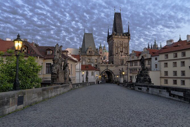 semi-private-experience-of-old-town-charles-bridge-and-prague-castle-with-local