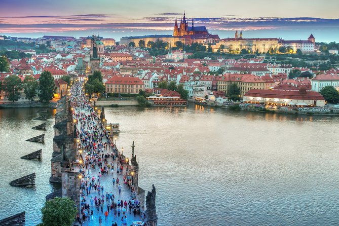 semi-private-experience-of-old-town-charles-bridge-and-prague-castle-with-local