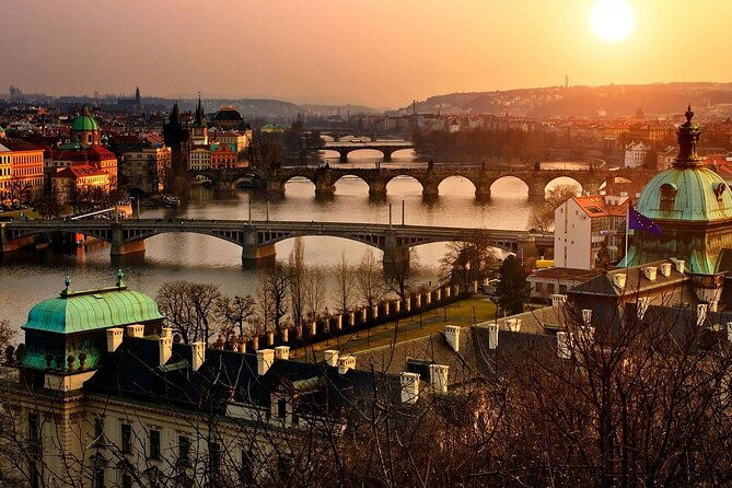 semi-private-experience-of-old-town-charles-bridge-and-prague-castle-with-local