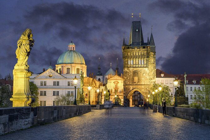 semi-private-experience-of-old-town-charles-bridge-and-prague-castle-with-local