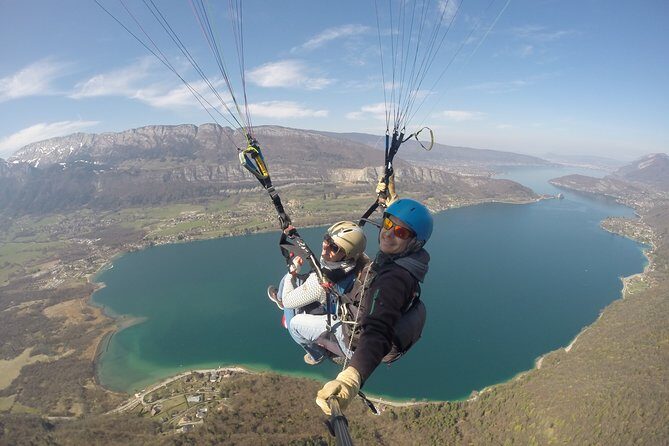 Sensation paragliding flight over the magnificent Lake Annecy - The Sum Up
