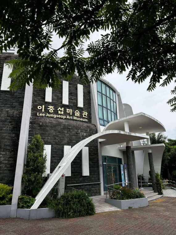 seogwipothe-southern-city-of-jeju-art-museum-walking-tour
