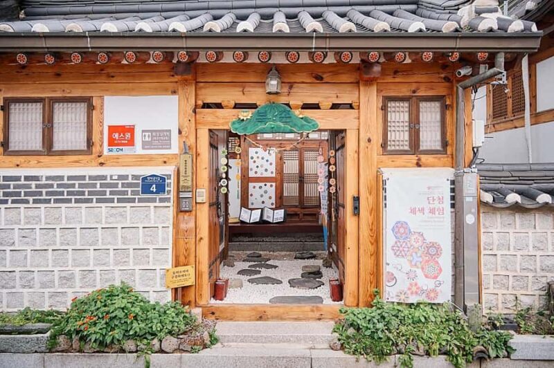 Seoul: Bukchon Pedicab Tour & Dancheong Experience - Key Points