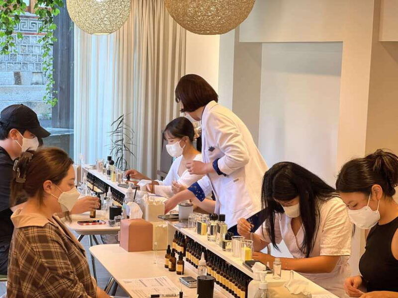 seoul-create-your-own-natural-perfume-with-a-perfumer