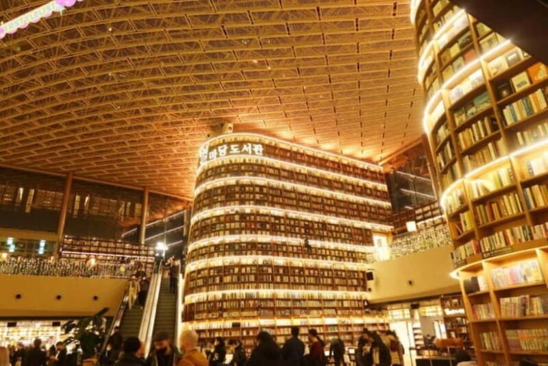 Seoul: Gyeongbokgung, Lotte Tower & Gangnam Trendy Day Tour - Gyeongbokgung Palace: Stepping Back into Korea’s Royal Past